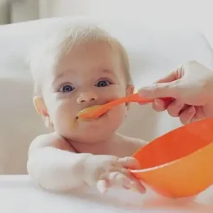 از چند ماهگی به نوزاد غذا بدهیم