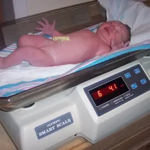 وزن طبیعی نوزاد هنگام تولد، چقدر باید باشد و چه عواملی تأثیر دارد؟