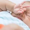 علت مالیدن چشم توسط نوزاد و کودک