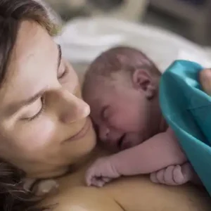 چه عواملی می‌تواند بر زایمان تأثیر بگذارد؟